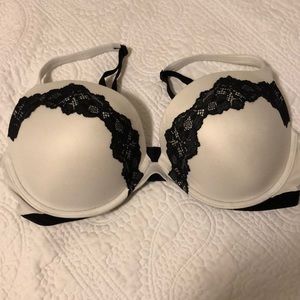 VICTORIA’S SECRET NWOT BRA